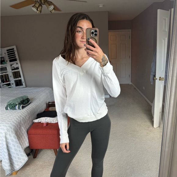 Universal Thread White Long Sleeve V-Neck Top - Picture 1 of 5